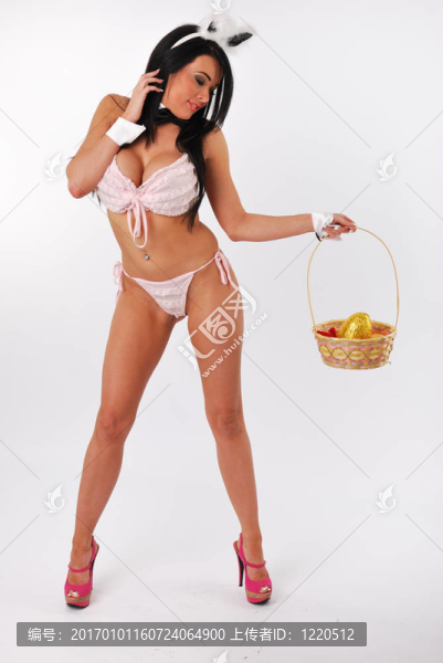 兔子女孩站在復(fù)活節(jié)籃子里