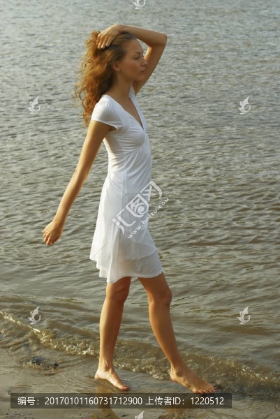 女人在海灘上