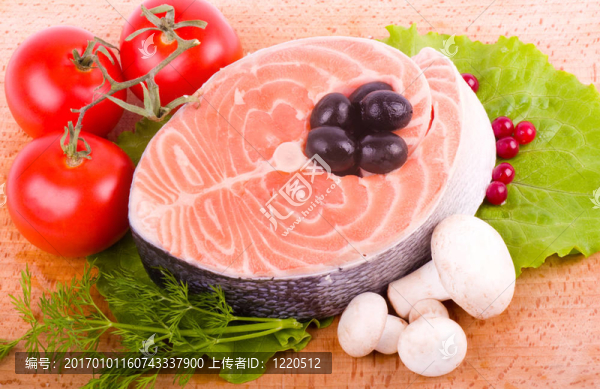 一盤三文魚(yú)配蔬菜