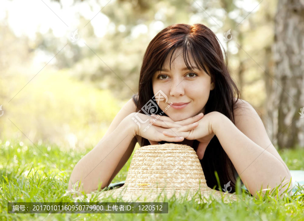 在公園里，在美麗的黑發(fā)女孩的帽子。