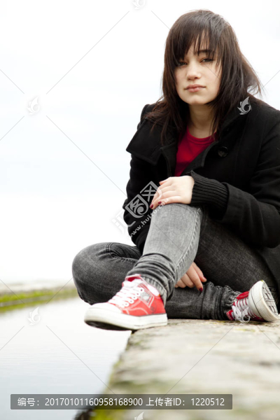 年輕少女在戶外附近的水