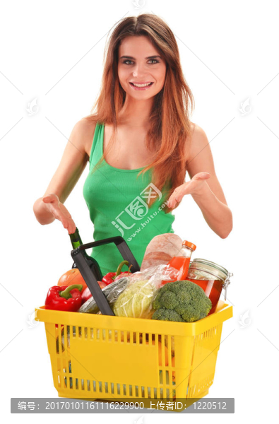 年輕白人婦女與購物籃孤立的白色