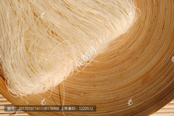 生在一個(gè)圓形木制盤的生針
