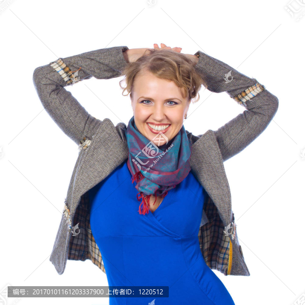 微笑的女人舉起雙手