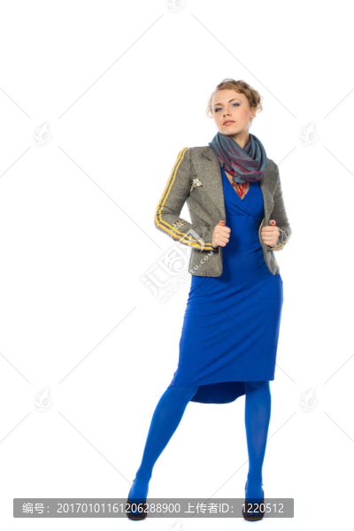 穿灰色夾克和藍色連衣裙的女人