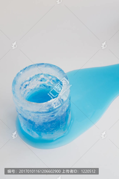 冰冷玻璃中的藍色