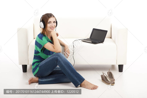 在筆記本電腦上聽音樂