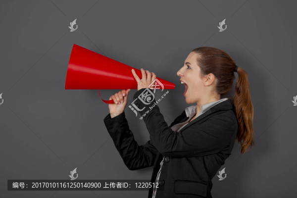 用擴音器的女人