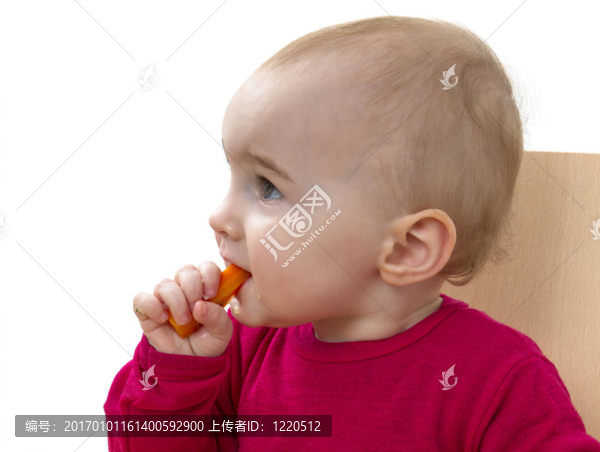 穿紅色襯衫的孩子