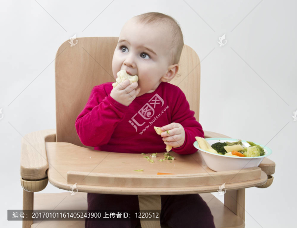 小孩在高椅上吃飯