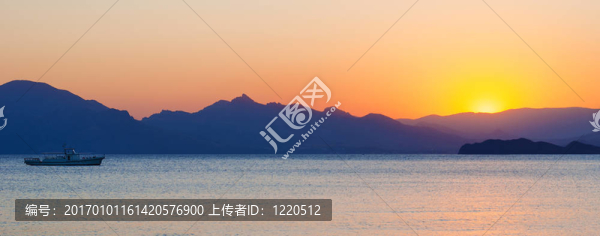 日落時的海與山