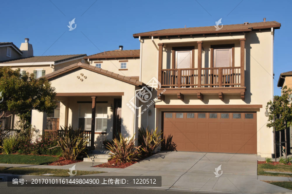 帶車道的兩層單戶住宅