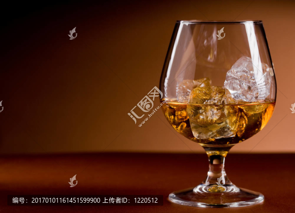 威士忌在巖石上