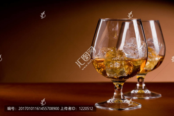 威士忌在巖石上