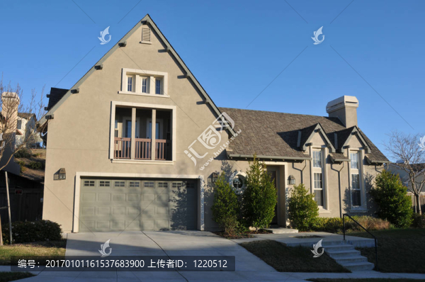 帶車道的兩層單戶住宅