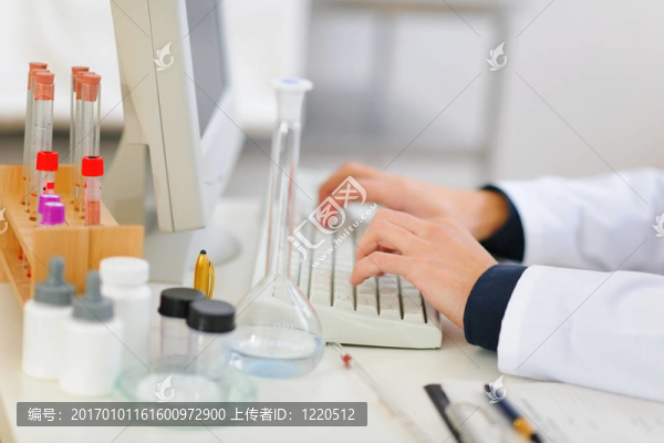特寫在醫(yī)生手中的電腦上工作