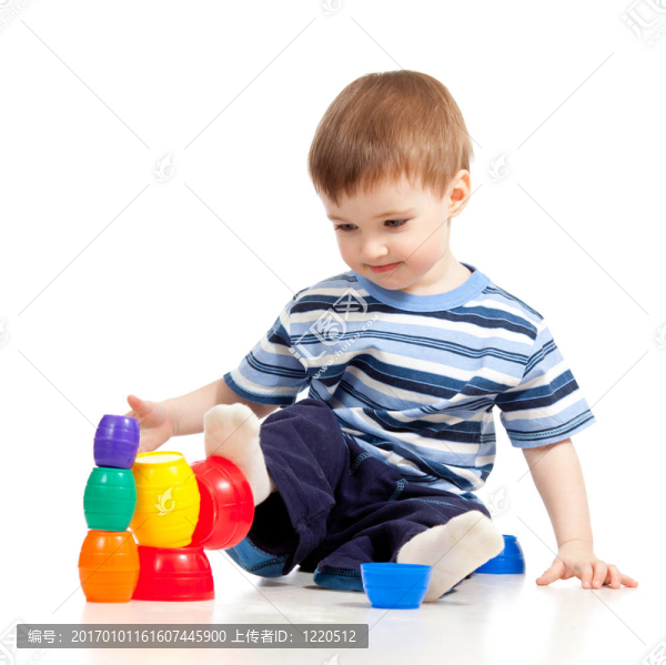有趣的小孩玩彩色玩具；孤立的白色