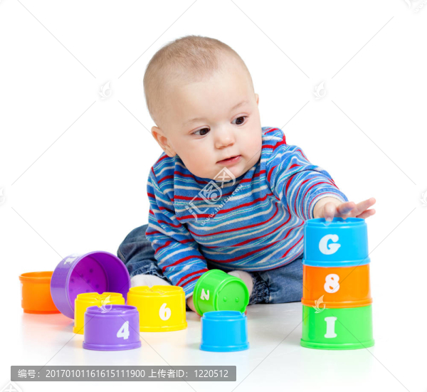 嬰兒正在玩教育玩具；孤立于白色