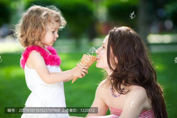春天公園里的女人和孩子