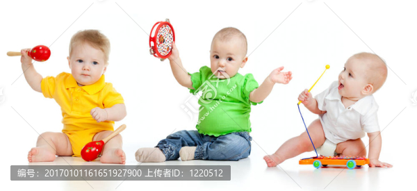 兒童玩音樂(lè)玩具。白色背景孤立