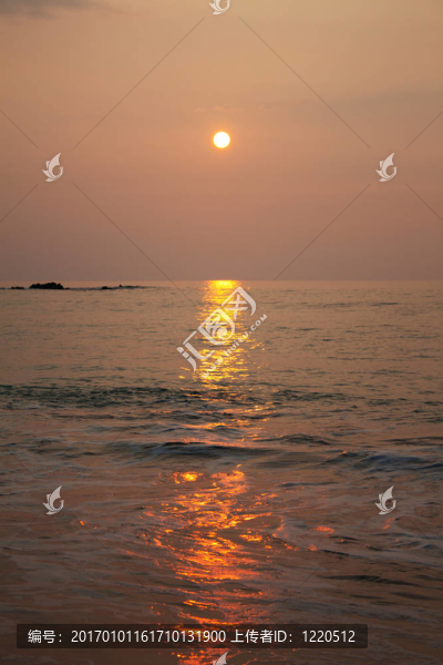 在夏威夷的熔巖海灘日落