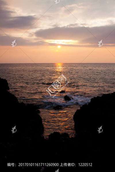 在夏威夷的熔巖海灘日落