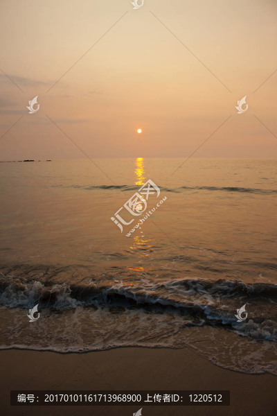 在夏威夷的熔巖海灘日落