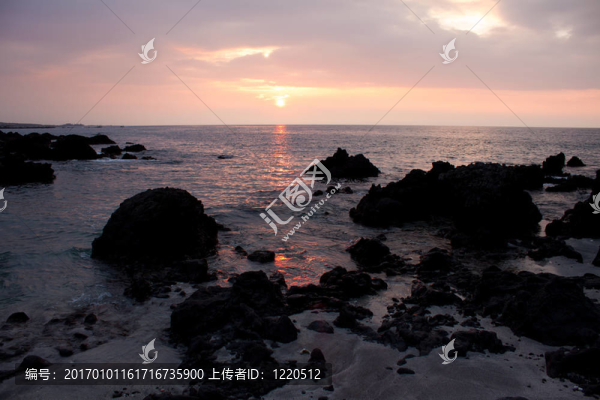 在夏威夷的熔巖海灘日落