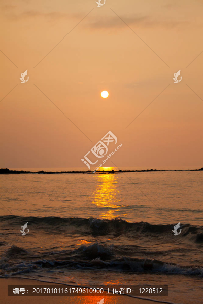 在夏威夷的熔巖海灘日落