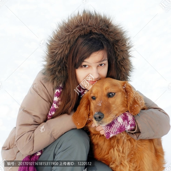 微笑的女孩和她的狗