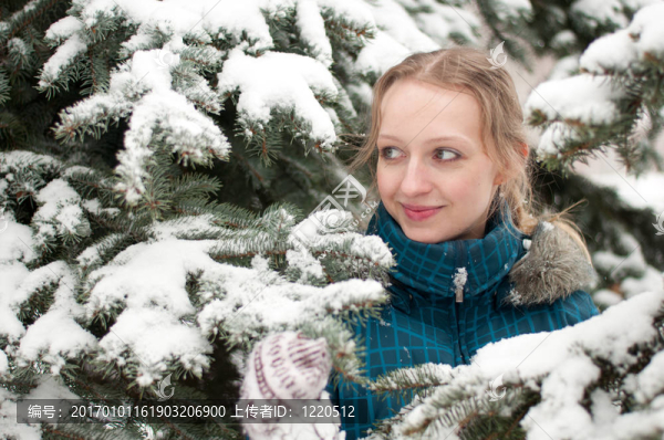 白雪覆蓋的云杉林中的年輕女子
