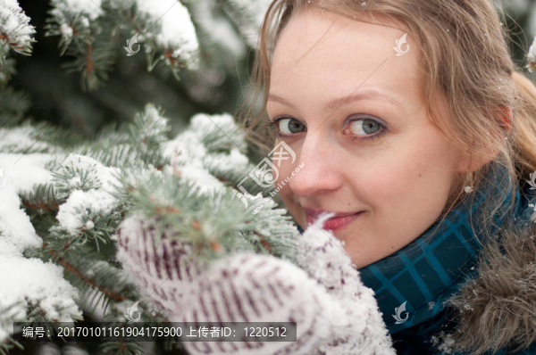 白雪覆蓋的云杉林中的年輕女子