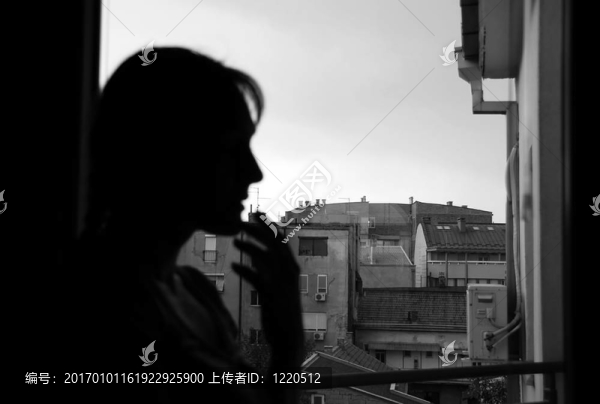女性剪影