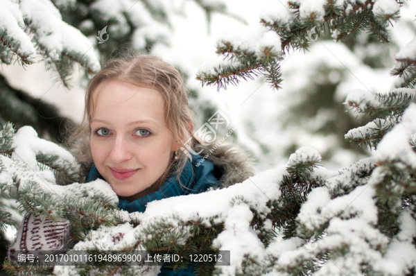 白雪覆蓋的云杉林中的年輕女子
