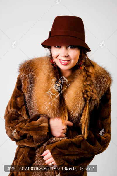 冬天穿大衣的女人