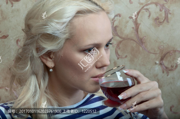 喝杯酒的女孩