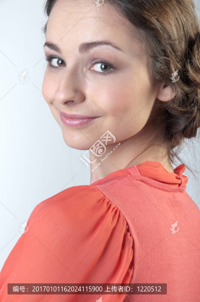 穿紅衣服的女孩