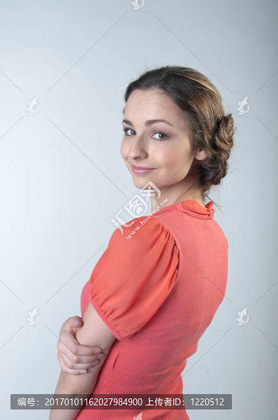 穿紅衣服的女孩
