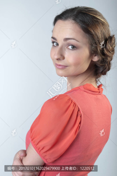 穿紅衣服的女孩