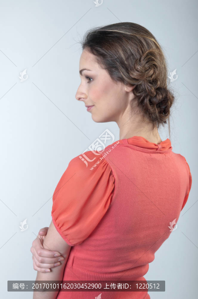 穿紅衣服的女孩