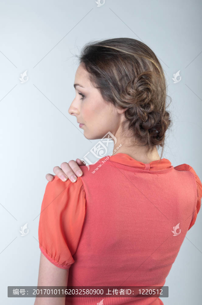 穿紅衣服的女孩