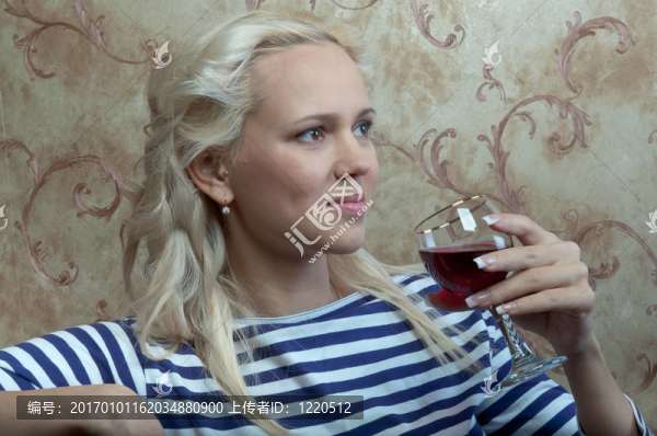 喝杯酒的女孩