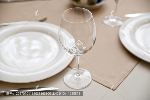 在飯店餐桌的酒杯