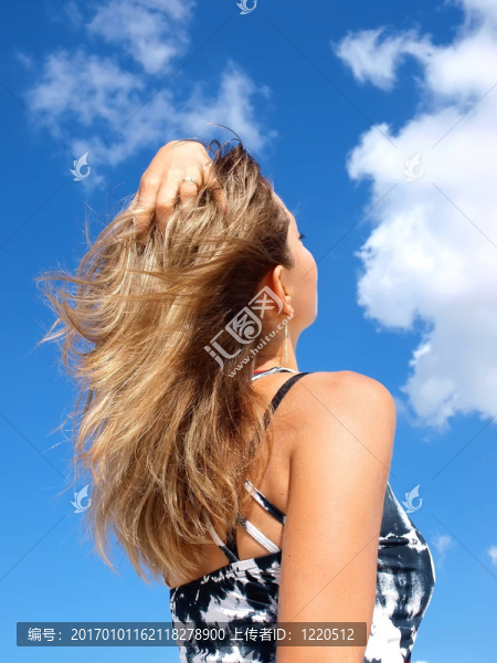 美麗的女孩和多云的天空