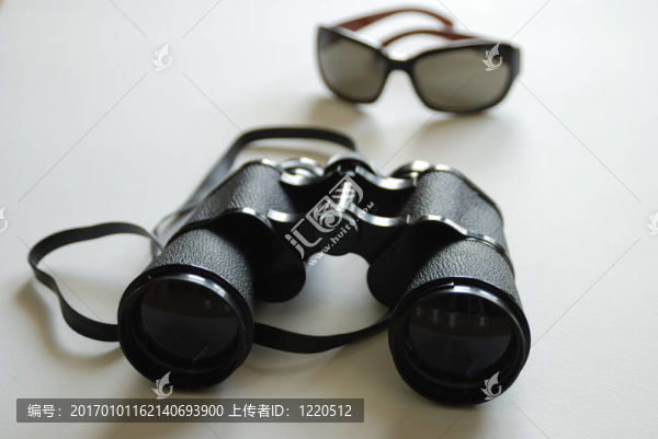 雙筒望遠(yuǎn)鏡和墨鏡