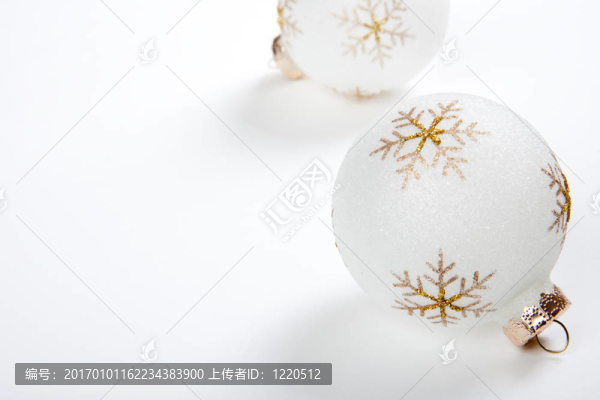 白色背景的高圣誕燈泡。仔細發(fā)現(xiàn)和修飾。