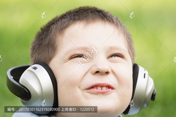 微笑男孩在耳機查找