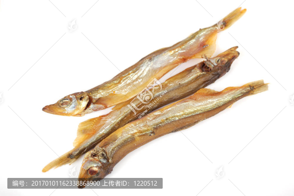 金黃色煙熏魚；美味的飯菜和小吃。