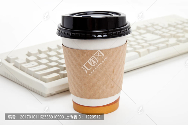 咖啡杯及電腦鍵盤