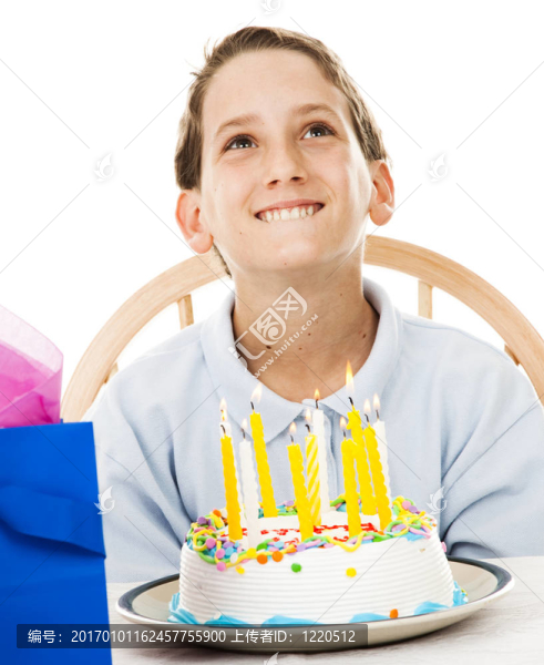 小男孩做生日愿望